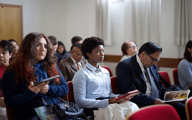 Ένα εκκλησίασμα στην εκκλησία μαθαίνει για τον Ιησού Χριστό